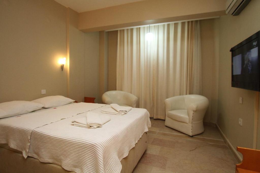 Koz Eren Otel Çeşme Bilik gambar